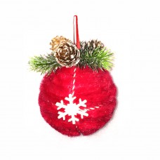 Комплект из двух шаров из красного меха  с шишками и ягодами 